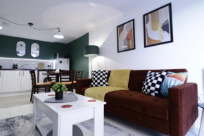 NEW LISTING SALE Town Centre Apartment Free Parking WiFi